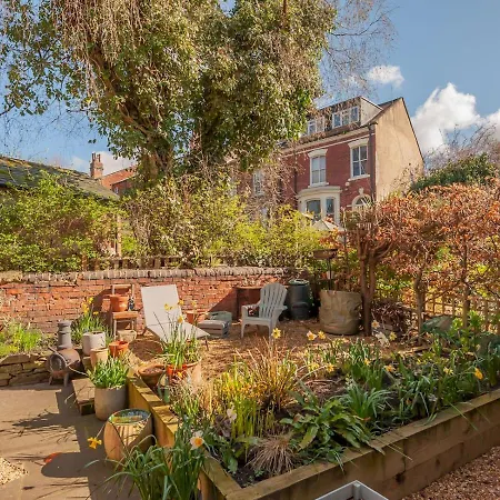 Pass The Keys Wonky Cottage With Amazing Garden Leeds  Exterior photo