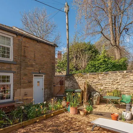 Pass The Keys Wonky Cottage With Amazing Garden Leeds  Exterior photo